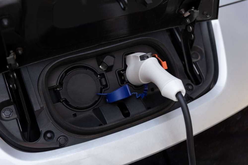 Cargador conectado a un coche eléctrico instalado por Wikita en Jaén